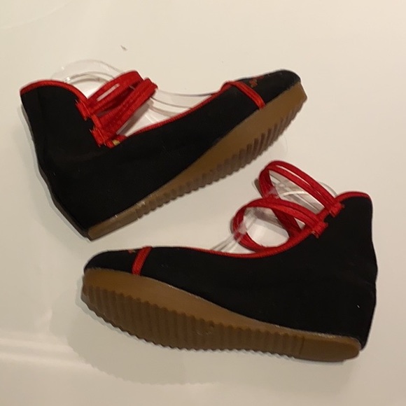 9 🆕NEW Black & Floral Comfy Shoes w/ ankle straps - Picture 3 of 5